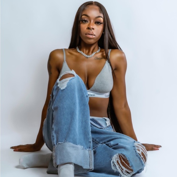 Meet your Posher, Nicole - Picture 1 of 3